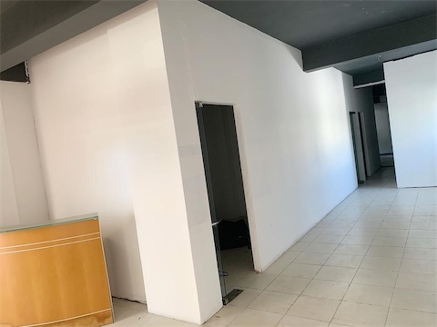 oficinas y locales comerciales - Local céntrico con espacio amplio 2