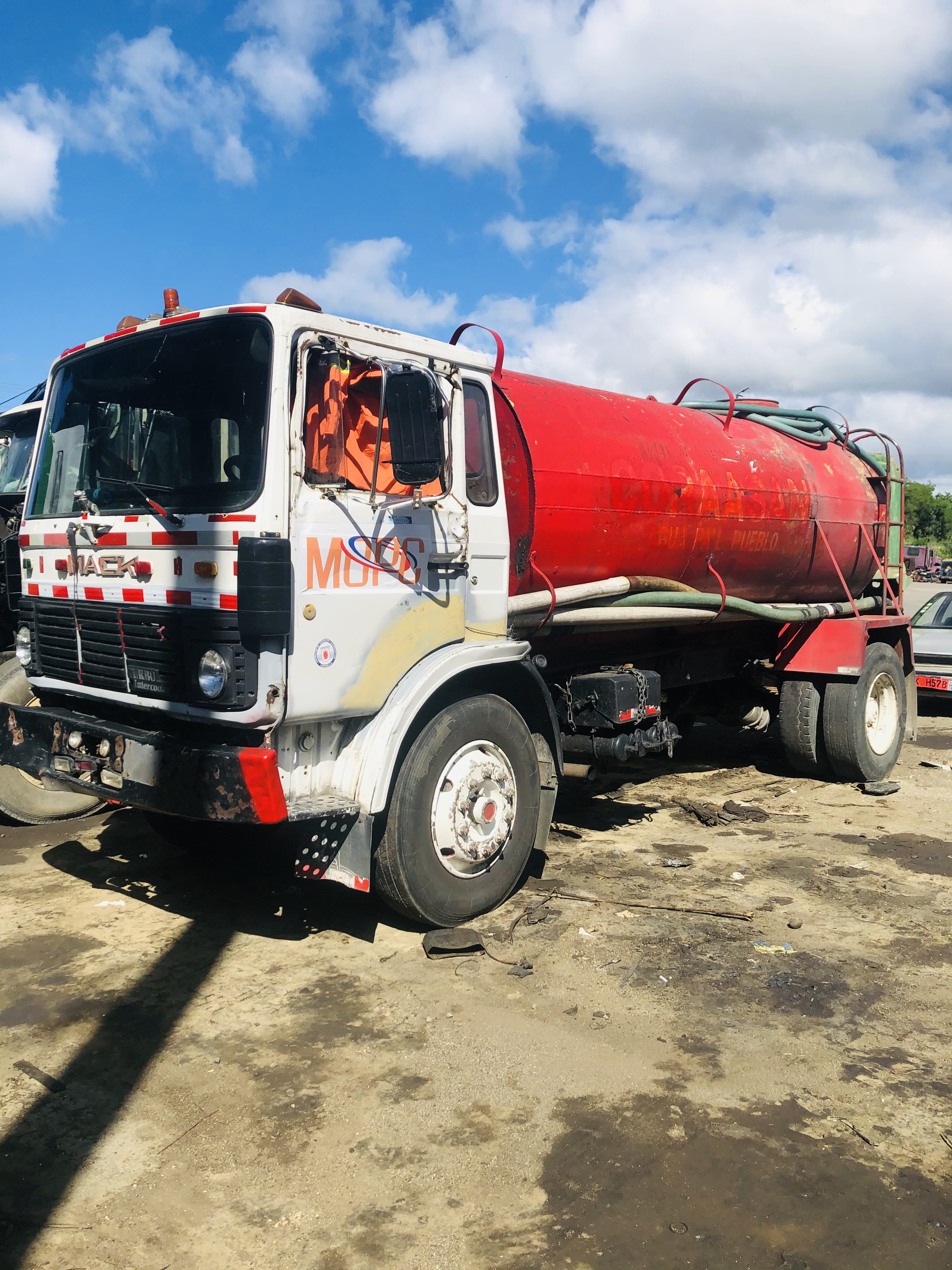 camiones y vehiculos pesados - Camión Cisterna Mack Renault 