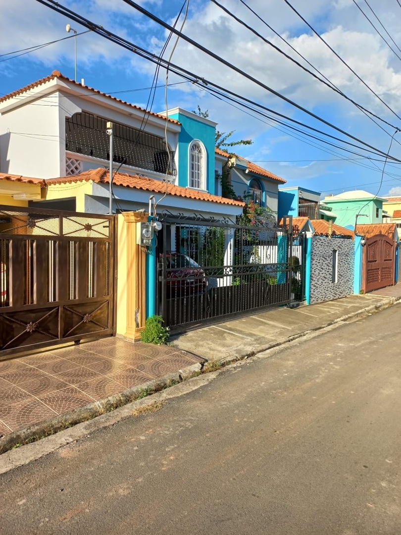 casas - Venta de casa en el residencial mirador del este Santo Domingo 310mts 2