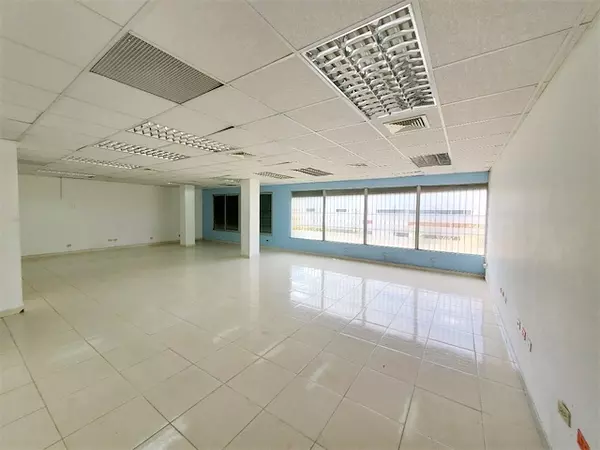 oficinas y locales comerciales - Local amplio y en zona céntrica y comercial 5