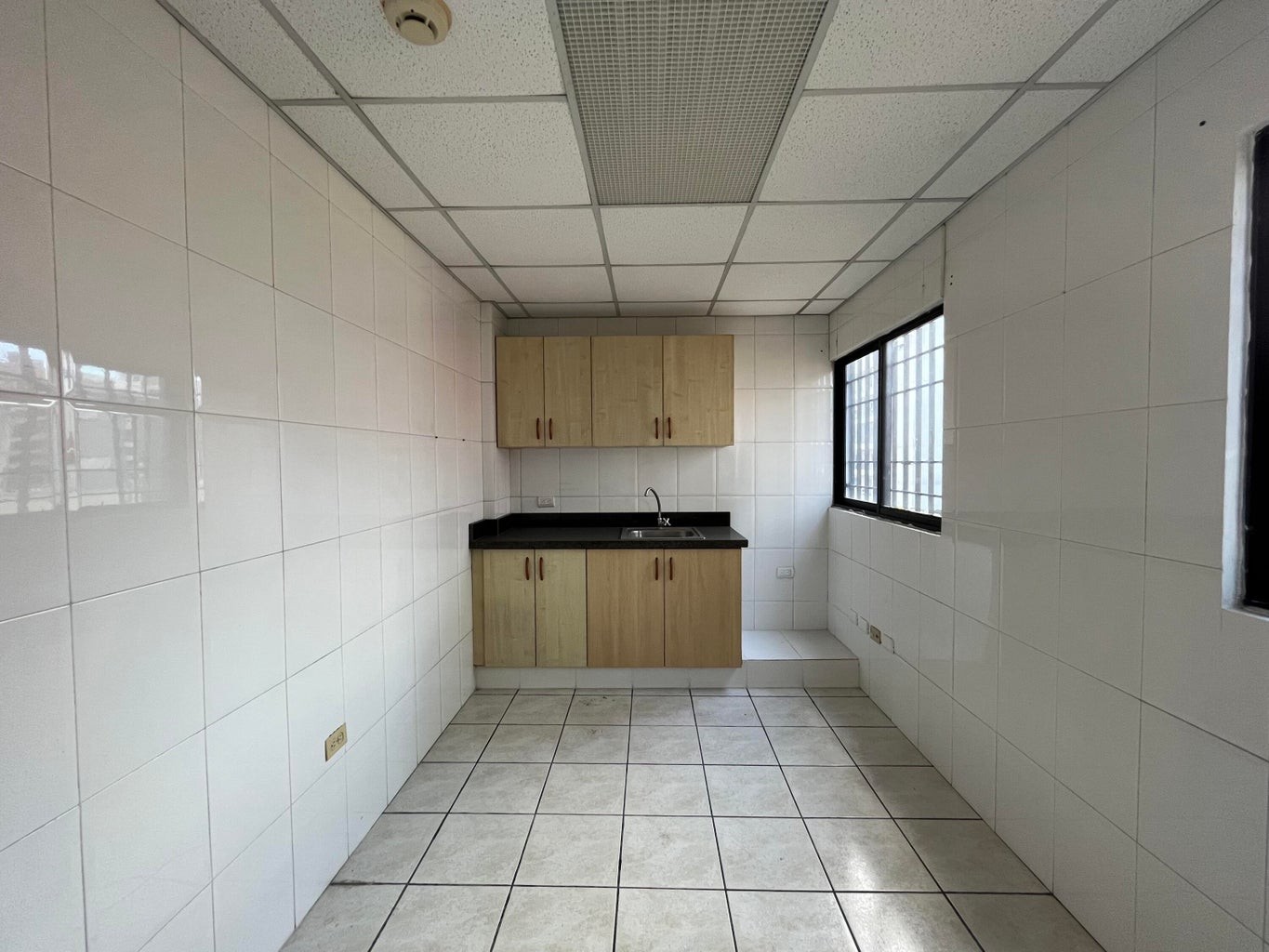 oficinas y locales comerciales - Espacioso y cómodo local para oficina. 8