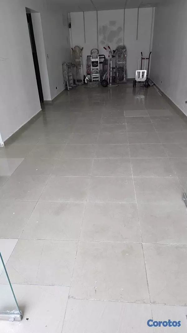oficinas y locales comerciales - Local de 100 Mts en 1er Nivel, Excelente ubicación en la Av. Rómulo 3