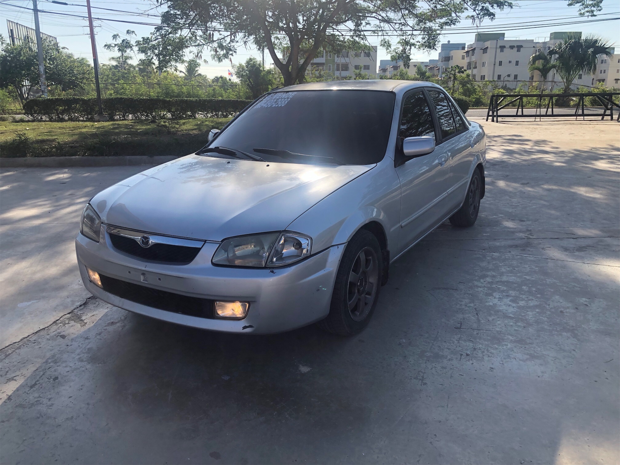 carros - Mazda Familia/ 323 año 2000