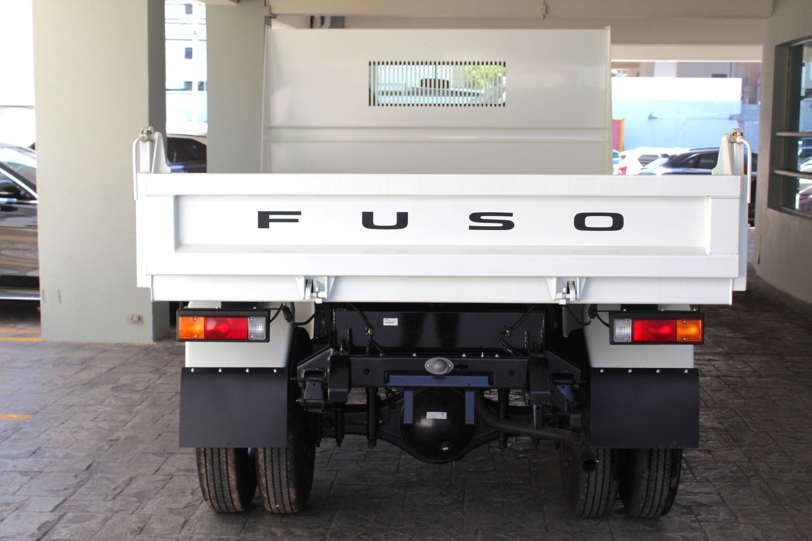 camiones y vehiculos pesados - Mitsubishi Canter Volteo 2024  3