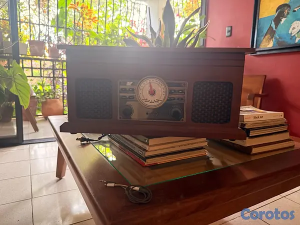 cds y vinilos - Vendo vitrola clásica por motivos de espacio.  3