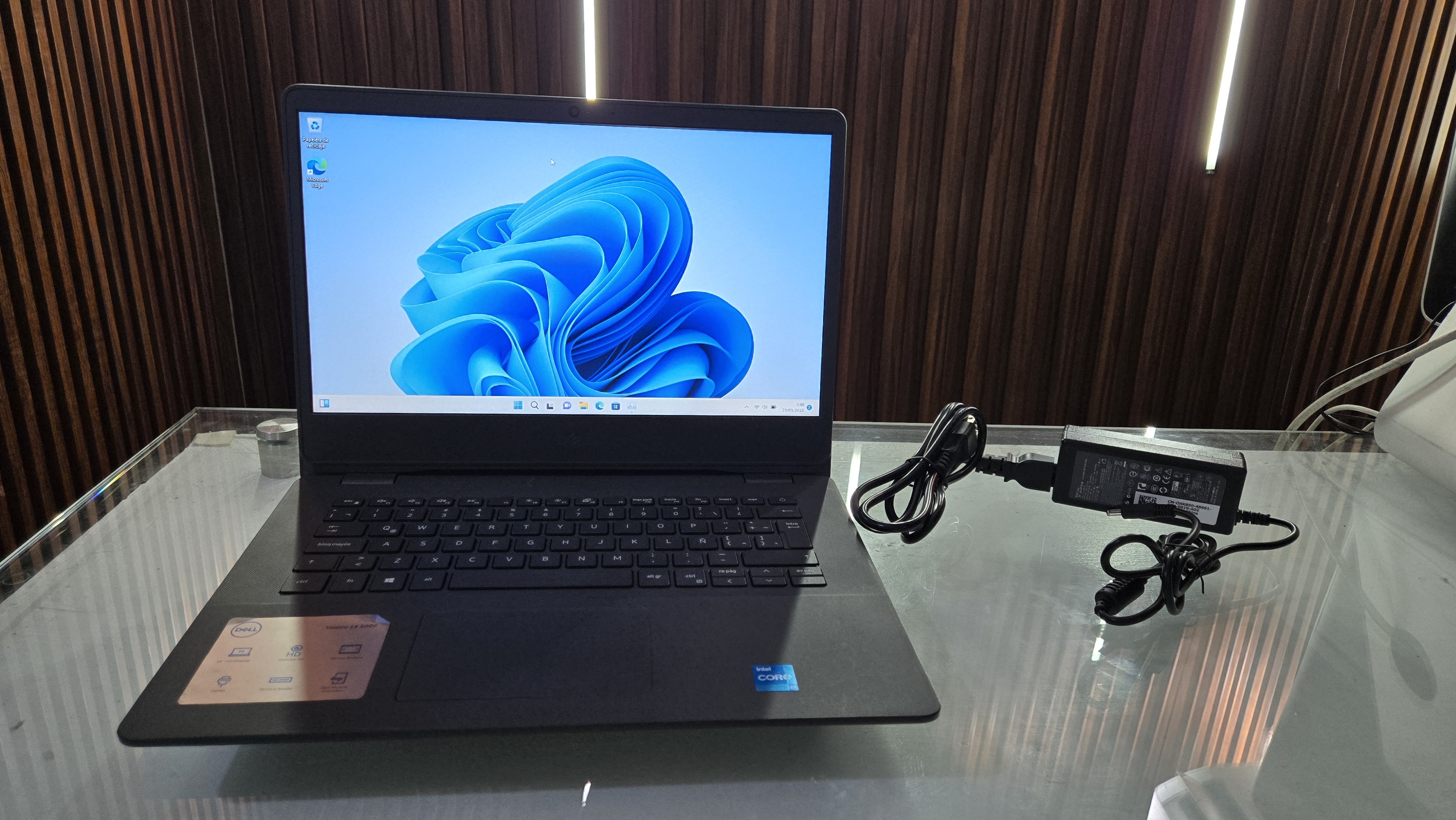computadoras y laptops - Laptop Dell Vostro 14 3000 i3 11th gen 8gb DDR4