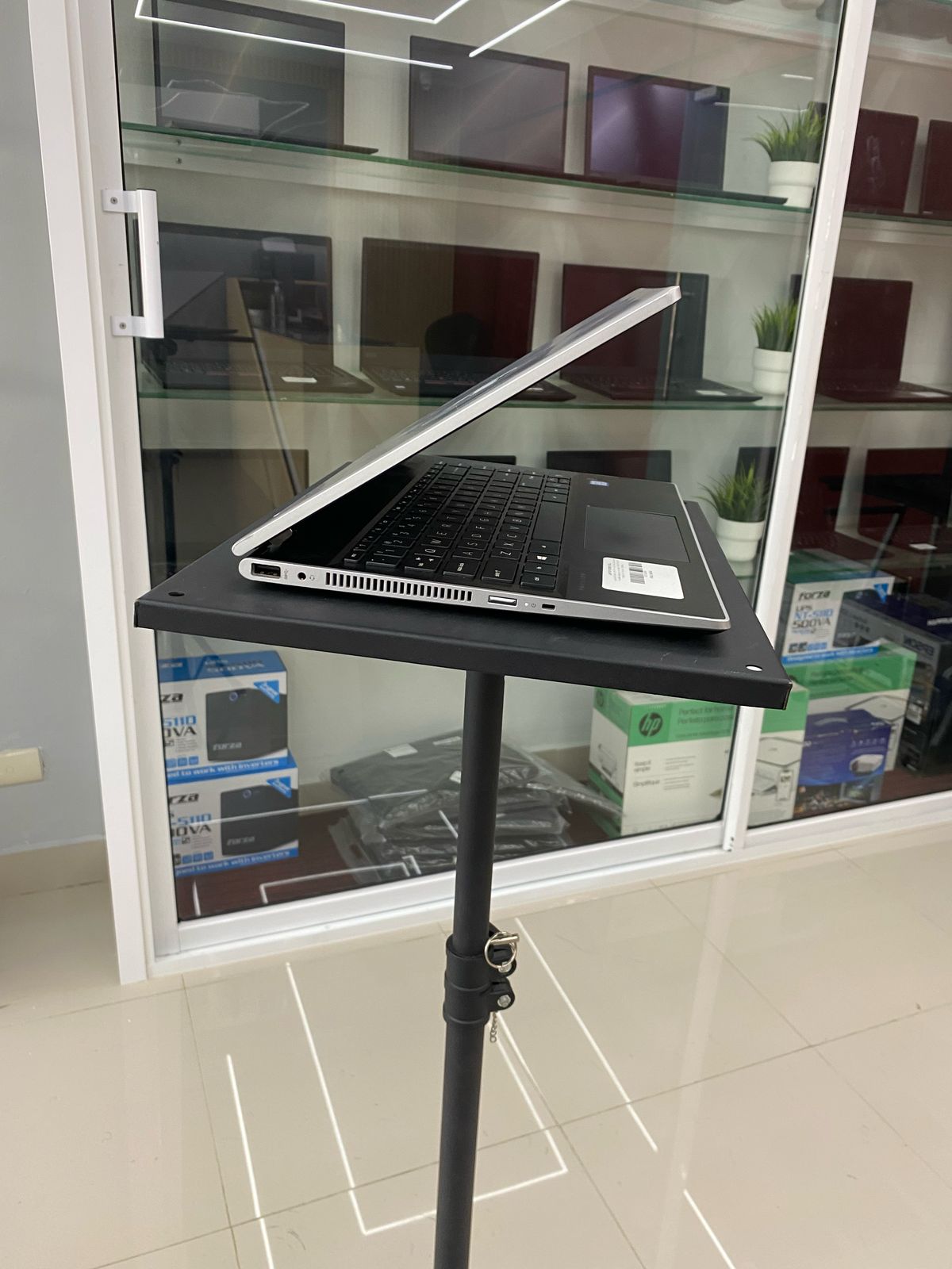 computadoras y laptops - Laptop HP Pavilion x360 2 en 1 de 14" i3 8va Gen 8 1
