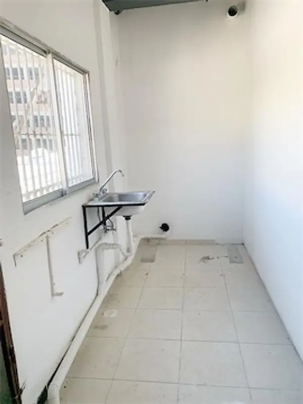 oficinas y locales comerciales - Local céntrico con espacio amplio 4