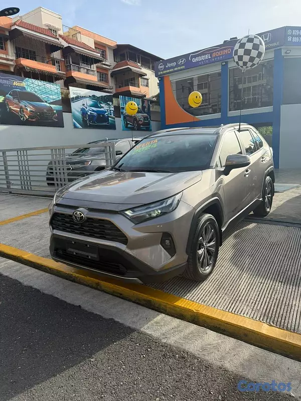 jeepetas y camionetas - Toyota Rav4 XLE 2024 6