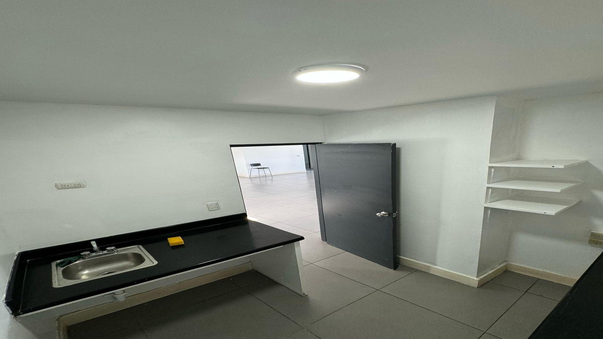 oficinas y locales comerciales - Local en Piantini en torre empresarial. 10