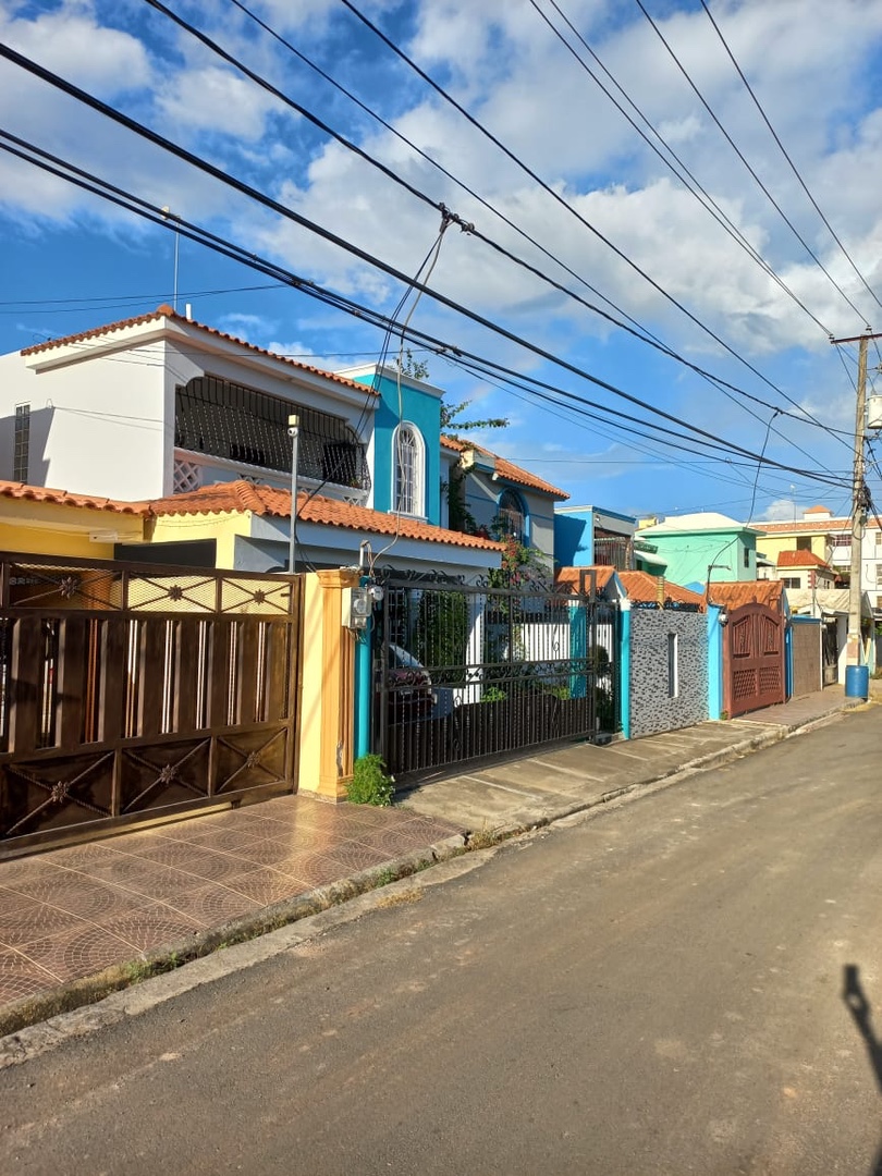 casas - Venta de casa en el residencial mirador del este Santo Domingo 310mts 3