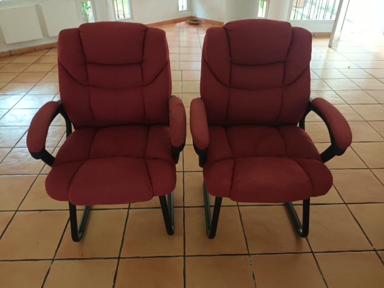 articulos de oficina - Dos sillas para oficina con forro de tela color vino.