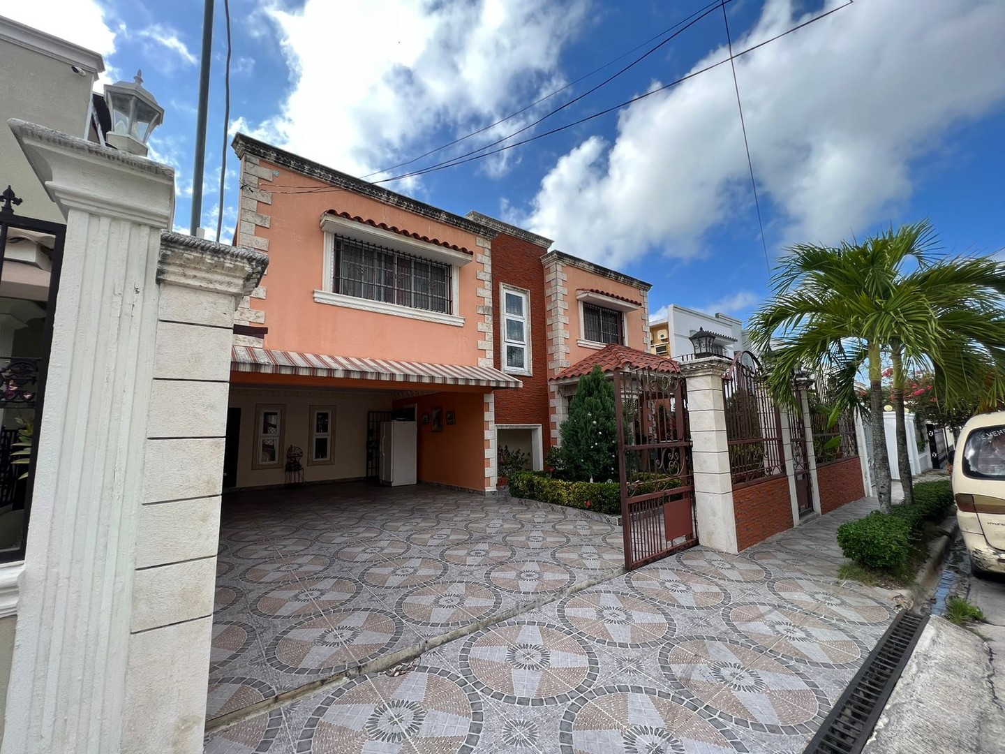 casas - Bonita Casa en venta 
Ubicada en el Res. Carmen María 
RD$ 12,900,000.00  1