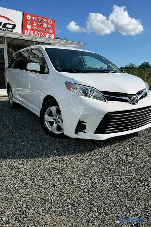 jeepetas y camionetas - TOYOTA SIENNA HANDICAP CLEAN CAR FAX 4
