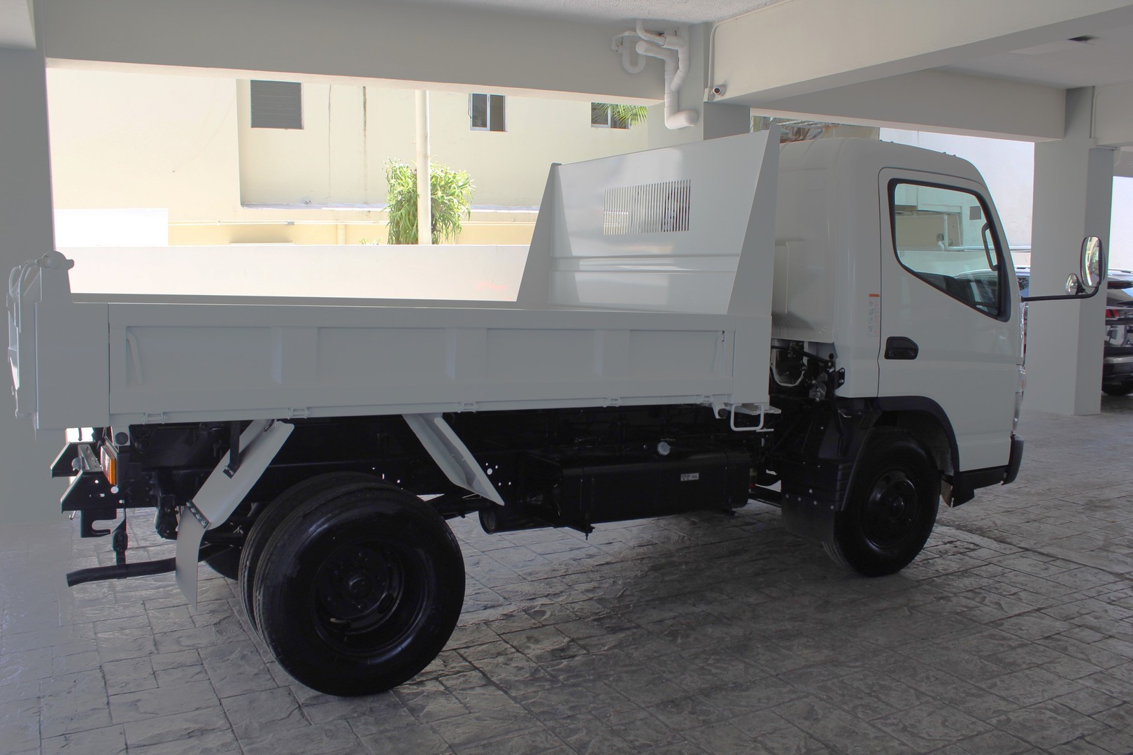 camiones y vehiculos pesados - Mitsubishi Canter Volteo 2024  4