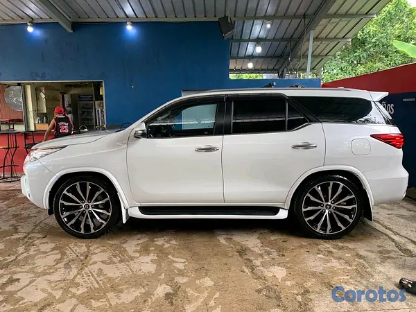 jeepetas y camionetas - Toyota fortuner 2020 3
