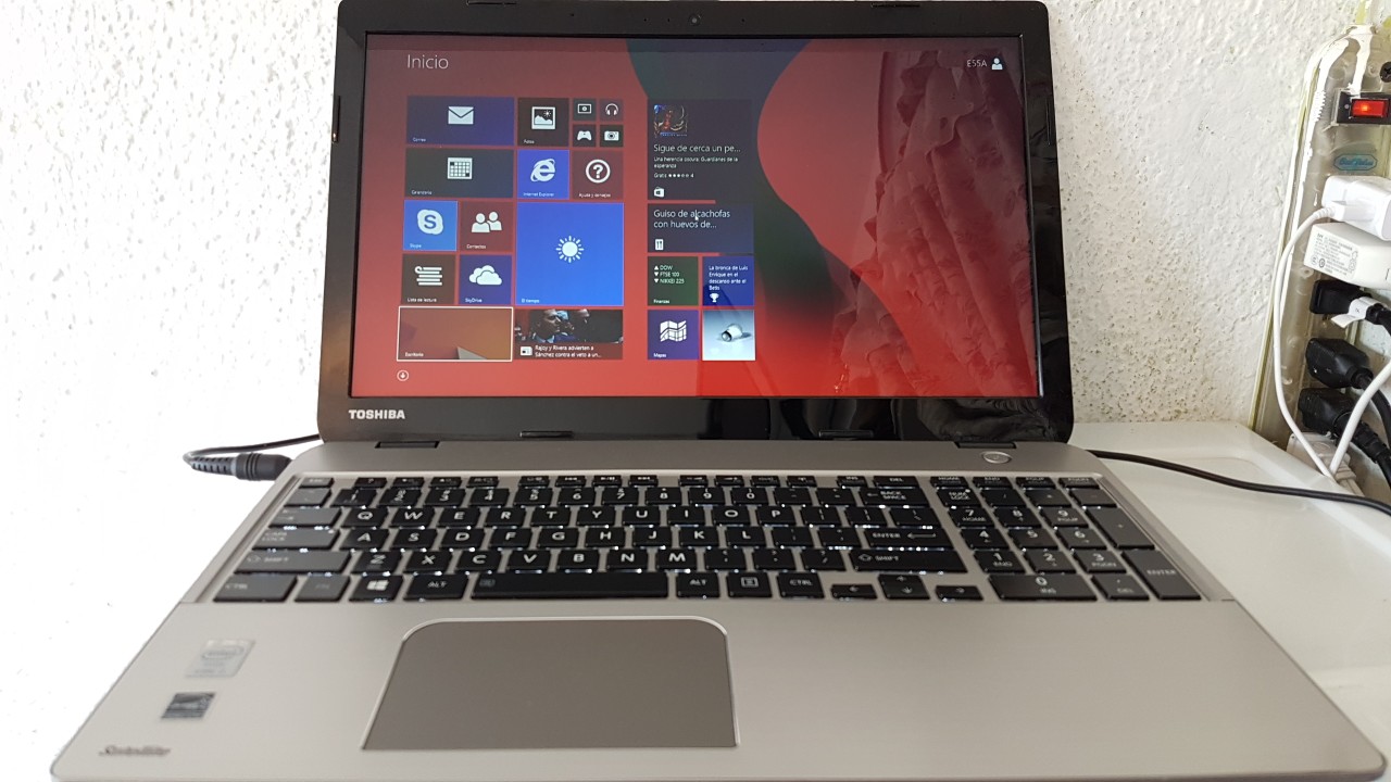 computadoras y laptops - Toshiba Satelite 17 Pulg Core i7 Ram 16gb Disco 256gb Nvidea Gt 2gb Dedicada 0