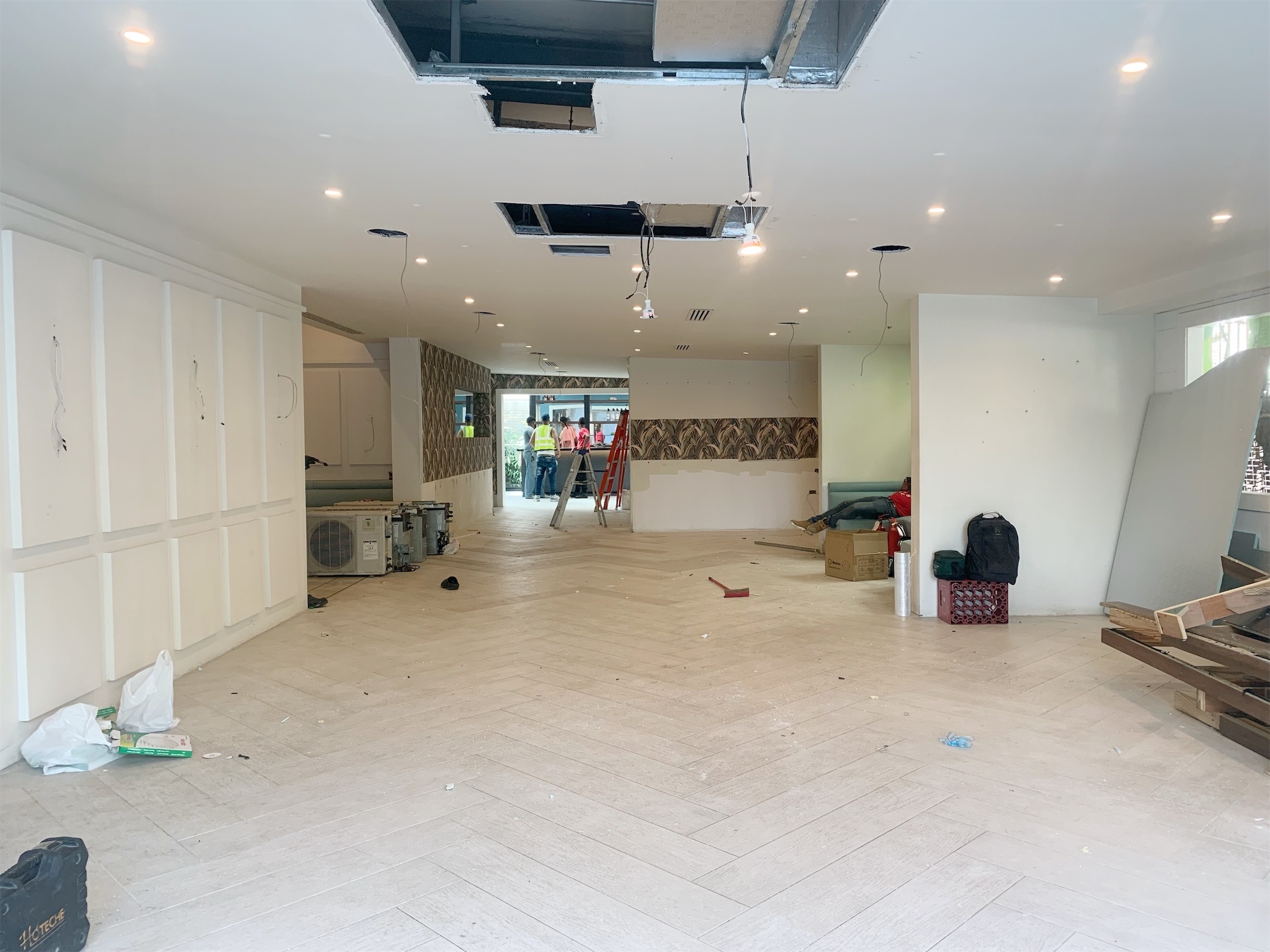 oficinas y locales comerciales - Local amplio en Piantini 400 m 7