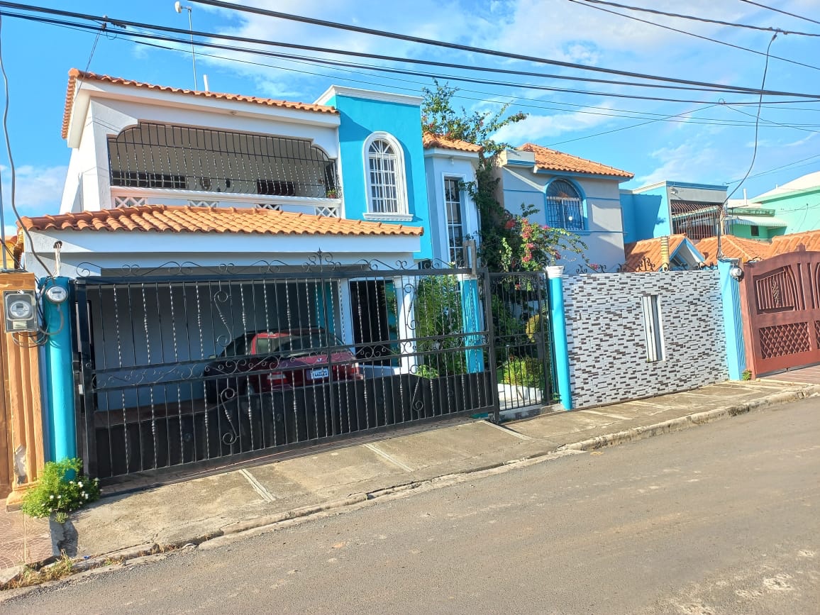 casas - Venta de casa en el residencial mirador del este Santo Domingo 310mts 4