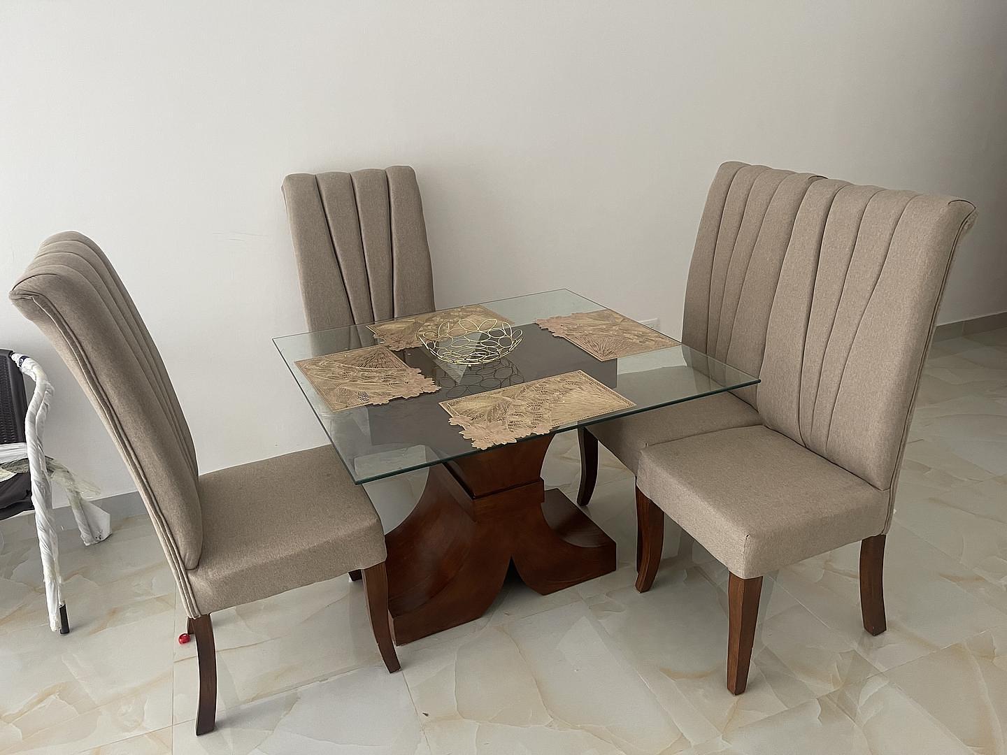 muebles y colchones - COMBO Comedor base de madera incluye 4 sillas y mueble 73 x 30”usado como nuevo 