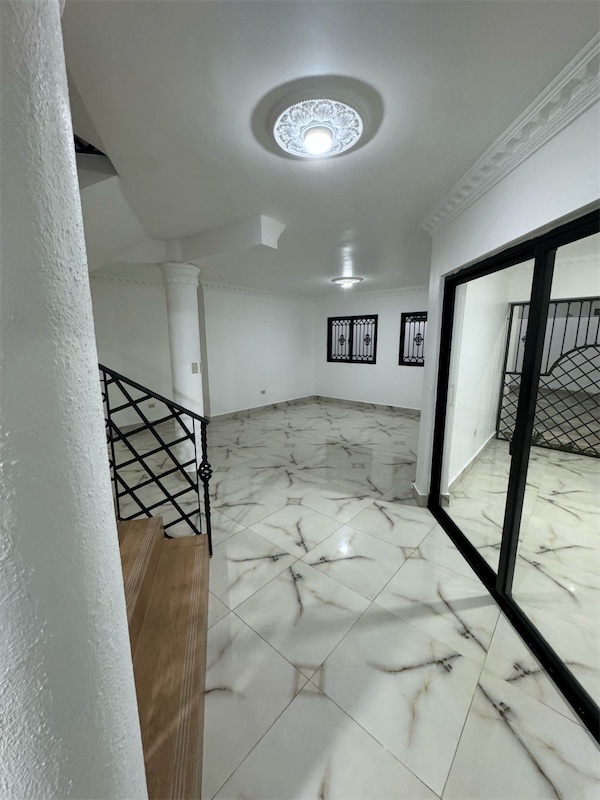 casas - Venta de casa en vista hermosa de 455mts Santo Domingo este  5