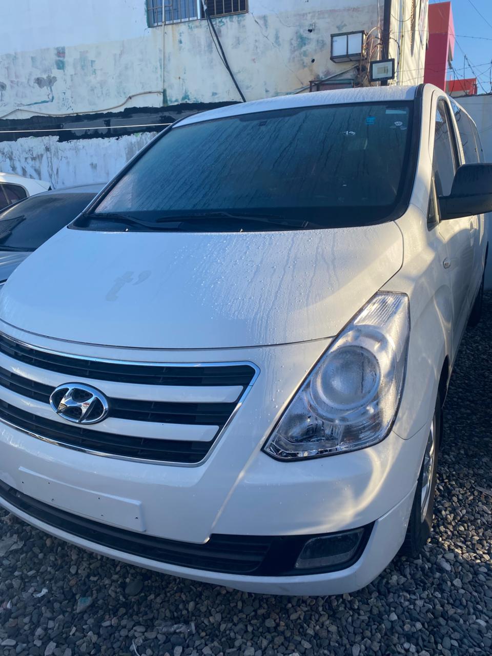 jeepetas y camionetas - HYUNDAI GRAND STAREX 2017 BLANCA DESDE: RD$1,220,000.00