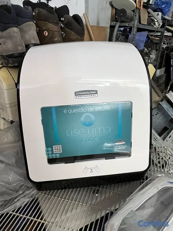 equipos profesionales - secador de manos automático profesional de la marca Kimberly-Clark Professional 2