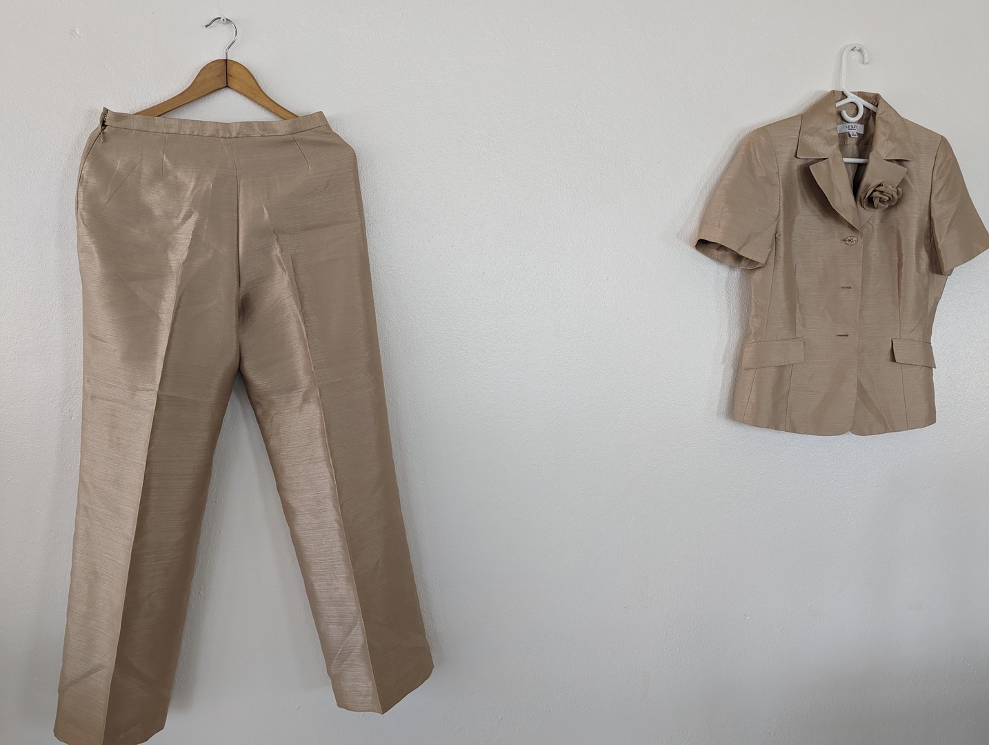 ropa para mujer - Traje de vestir color dorado 2