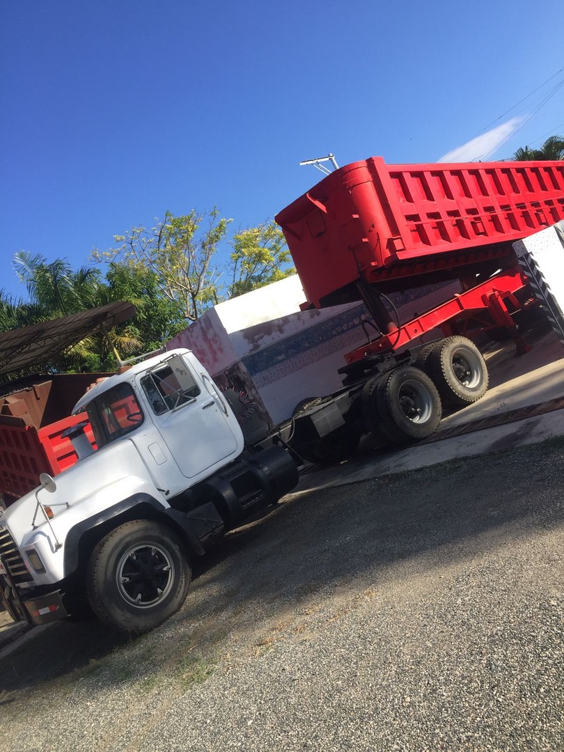 camiones y vehiculos pesados - Cabezote con volqueta