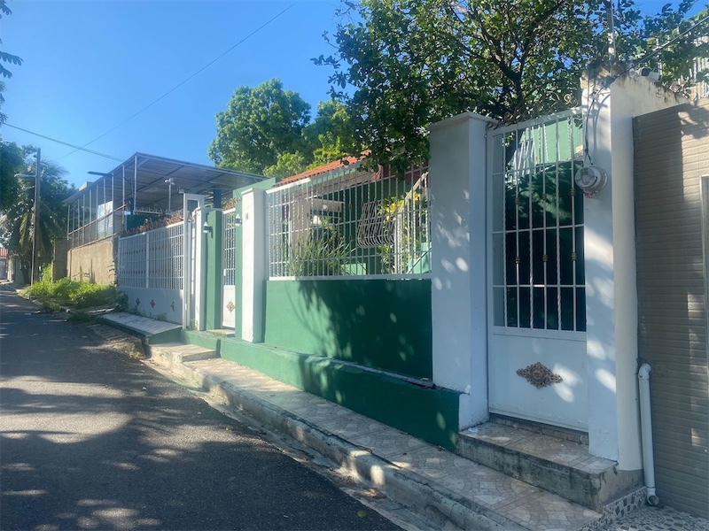 casas - Venta de casa en la Charles de Gaulle Santo Domingo este  7