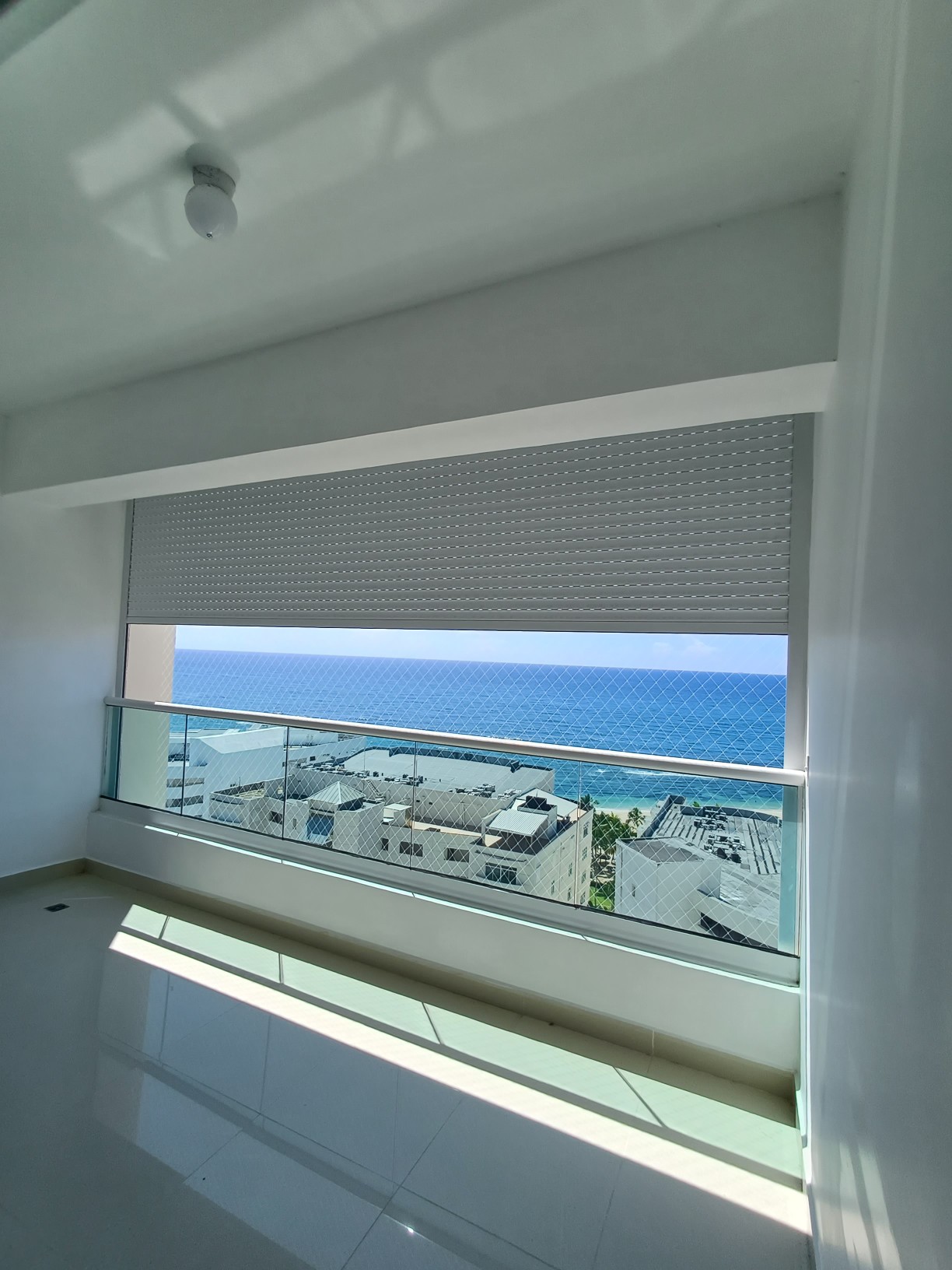 apartamentos - Vendo en Juan Dolio, hermoso apartamento con vista 360 del mar con línea blanca 0