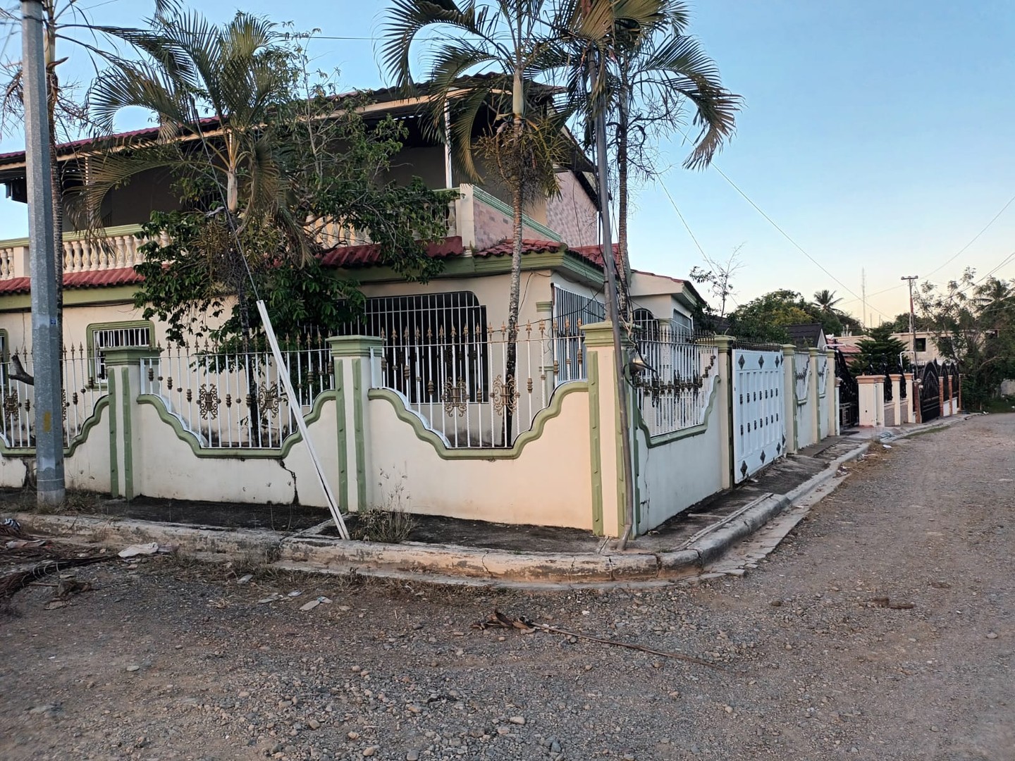 casas - Casa de 2 niveles en venta en el sector Santa Fe de Cotui, deslindada y tasada. 2
