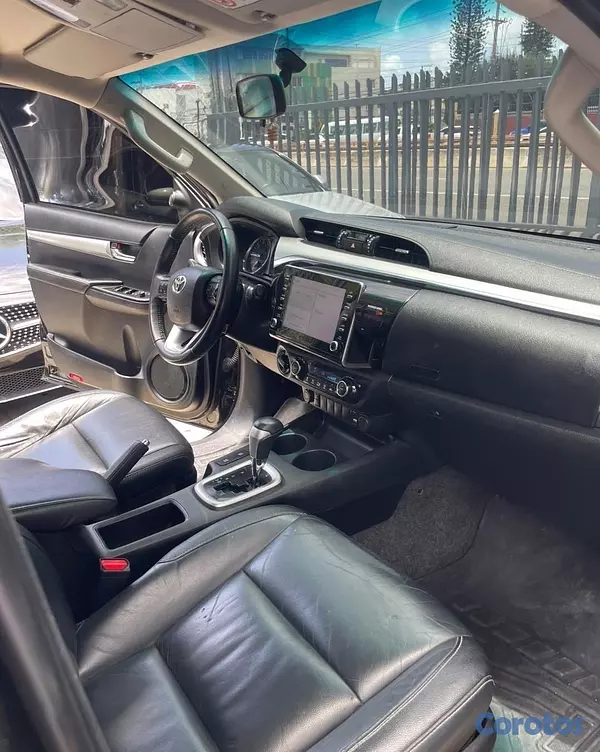jeepetas y camionetas - TOYOTA HILUX SRV 2022 8
