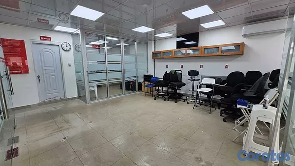 oficinas y locales comerciales - ALQUILO OFICINA AMUEBLADA EN LA AV. ISABEL AGUIAR 2