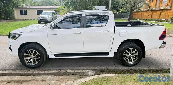 jeepetas y camionetas - Toyota hilux 2017 6