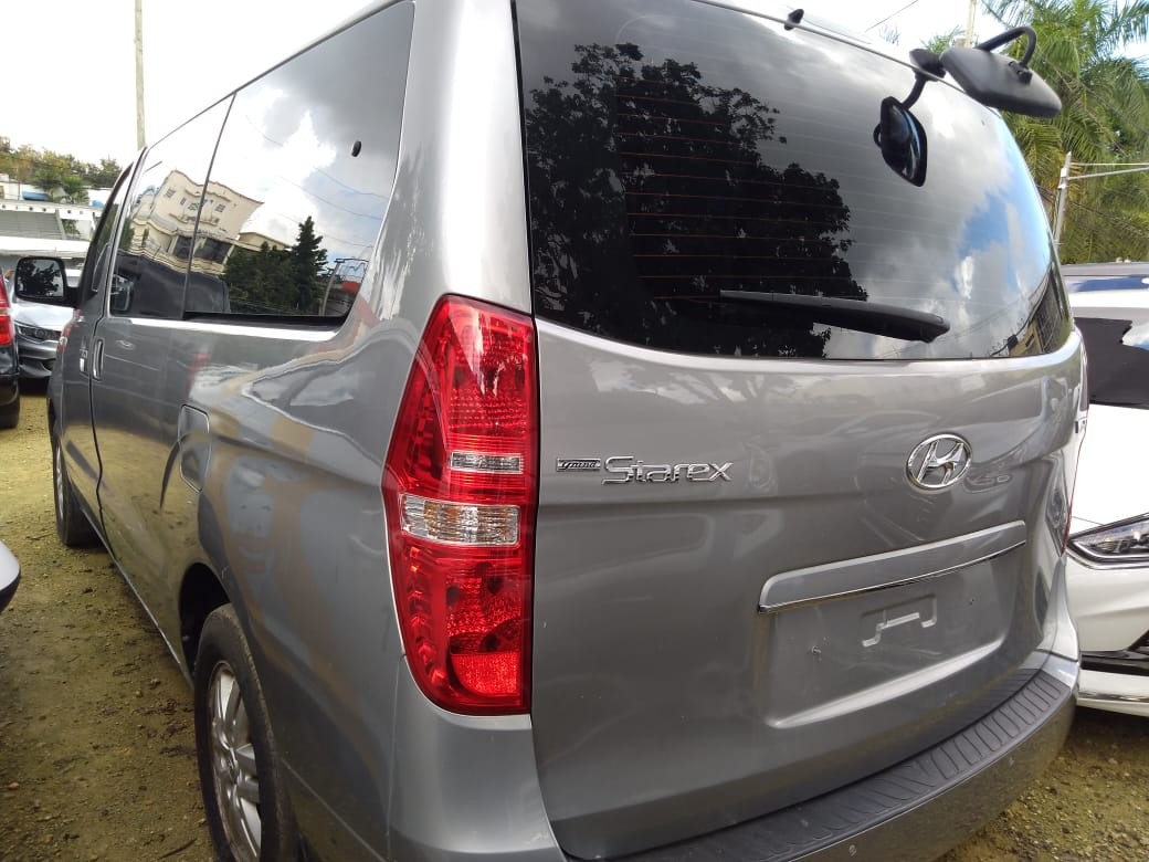 jeepetas y camionetas - hyundau starex gris  2