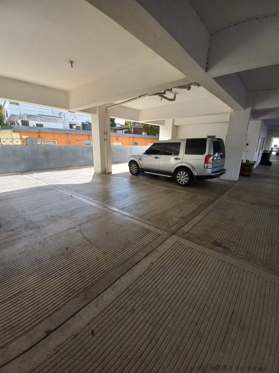 oficinas y locales comerciales - VENDO/RENTO EDIFICIO COMERCIAL 2