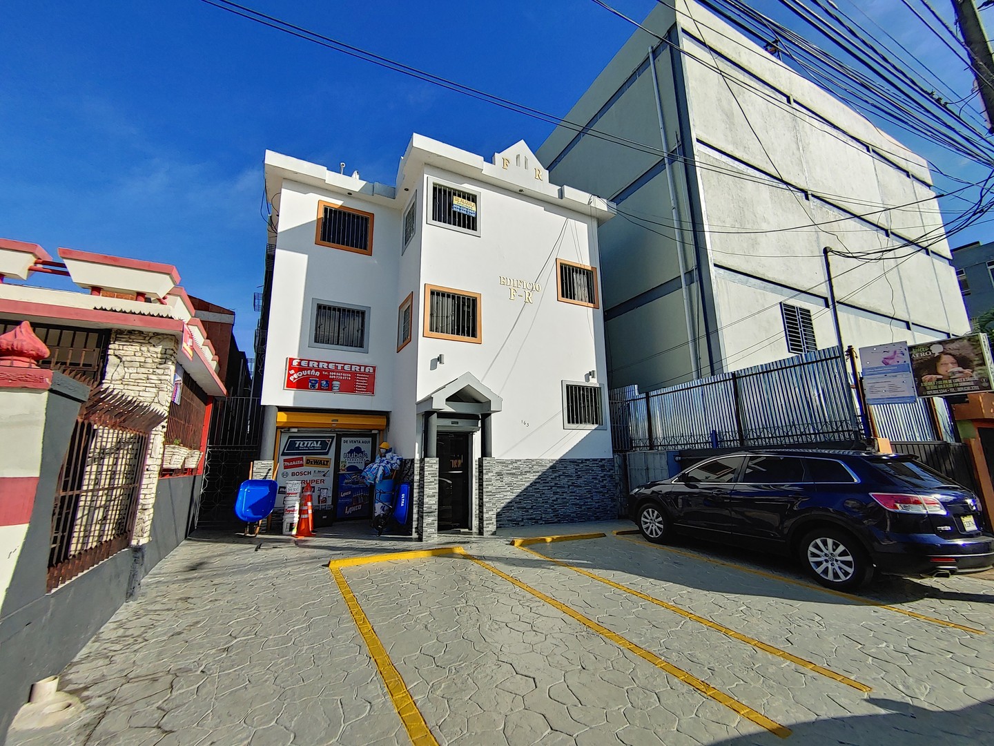 oficinas y locales comerciales - Local de 40 mt, ideal para Salon, Papeleria, Tienda de Ropa.Distrito Nacional