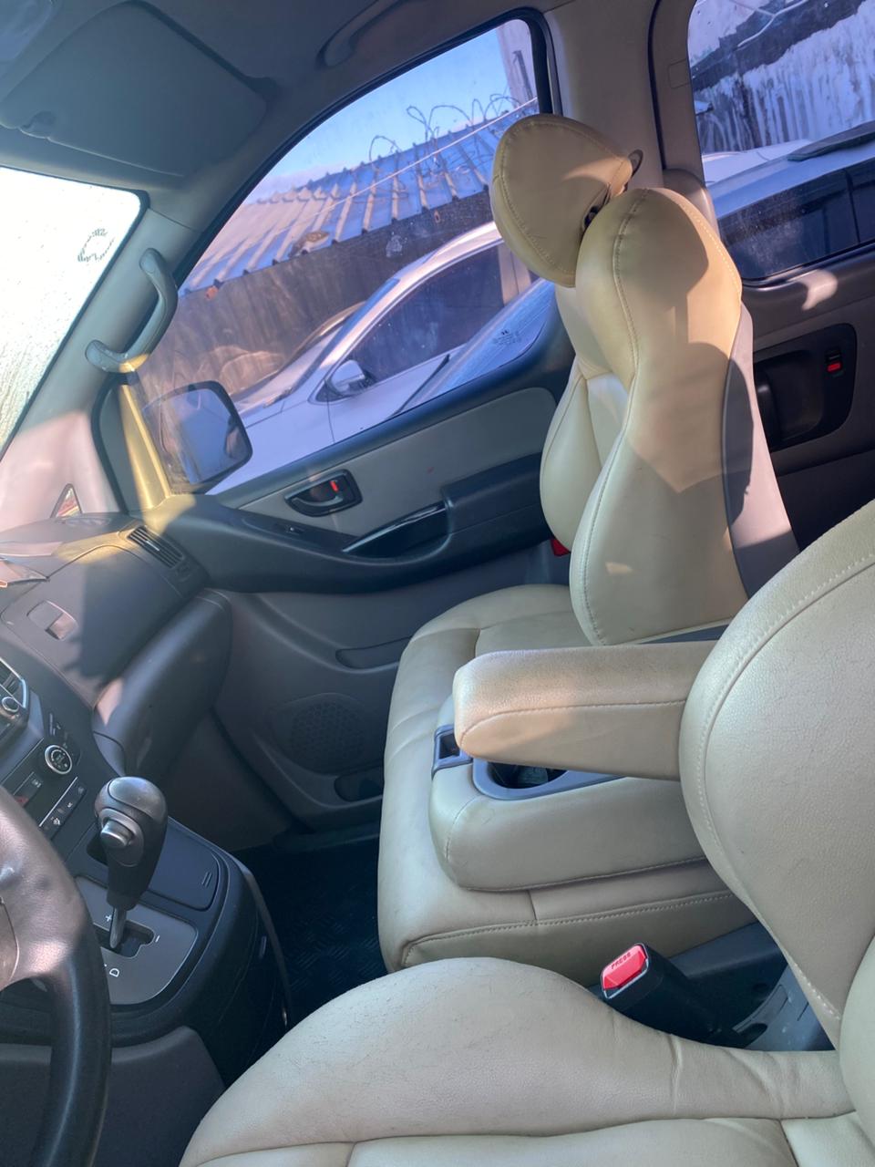jeepetas y camionetas - HYUNDAI GRAND STAREX 2017 BLANCA DESDE: RD$1,220,000.00 2