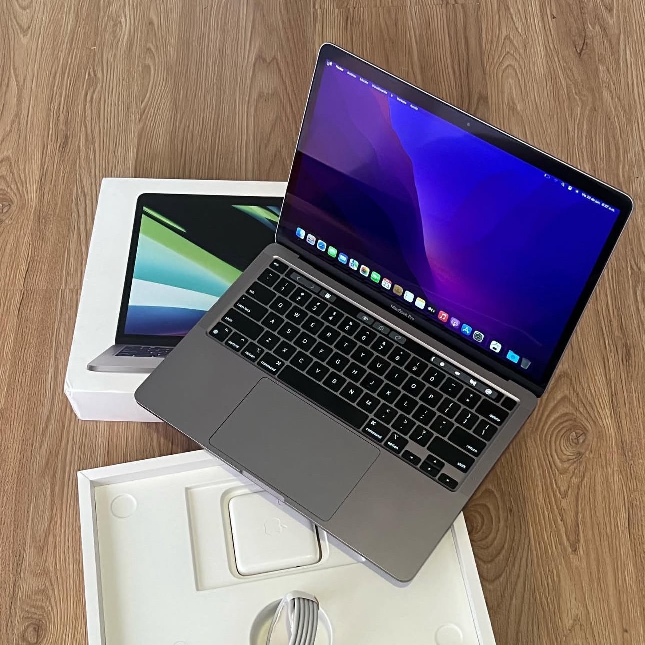 computadoras y laptops - MacBook Pro 13” Chip M2 2022 8GB RAM & 256GB SSD Como Nueva 