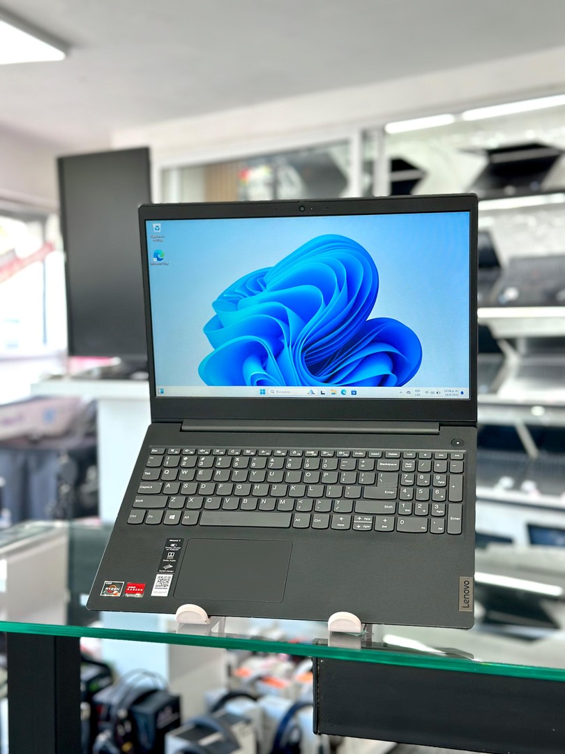 computadoras y laptops - LENOVO RYZEN 3 8RAM 128GB SSD