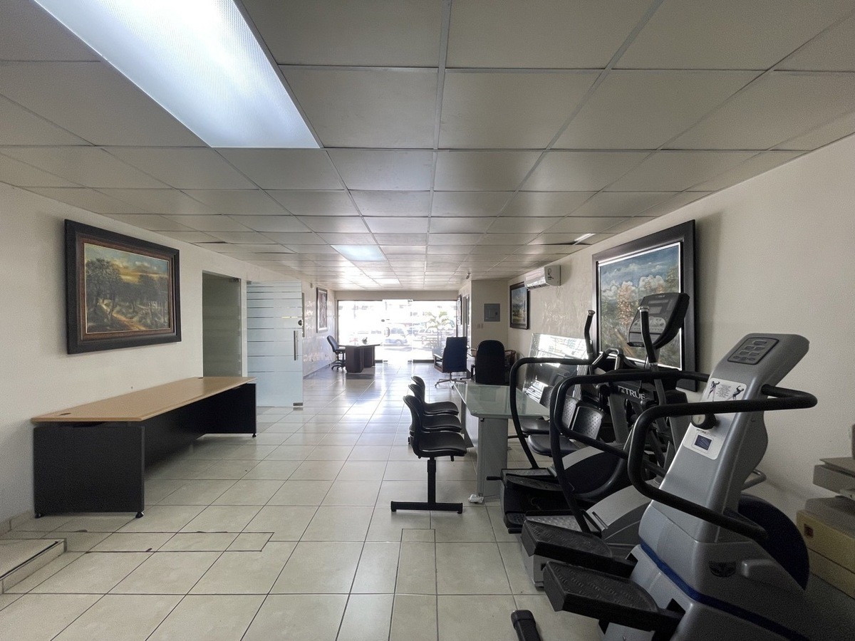 oficinas y locales comerciales - 🔵Alquilo local comercial 300 mts en la 27 de febrero  para showroom, dealer 4