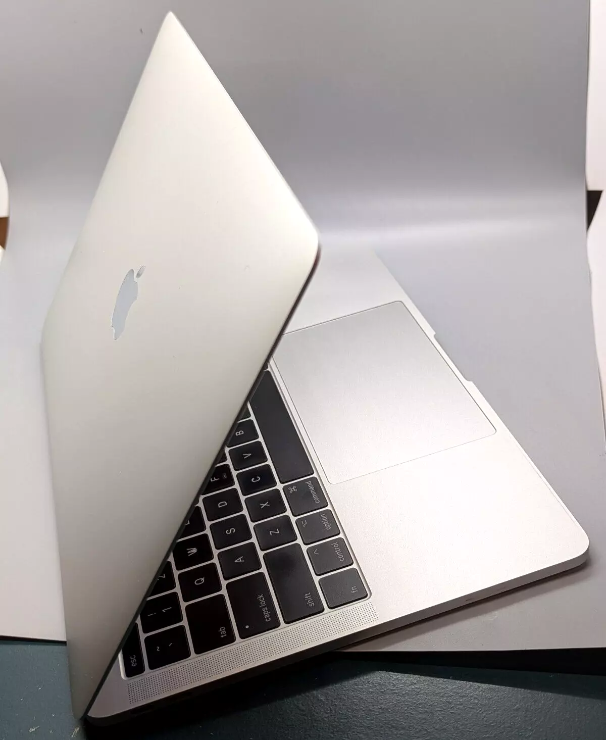 computadoras y laptops - MacBook Pro 2017 Retina COMO NUEVA 1
