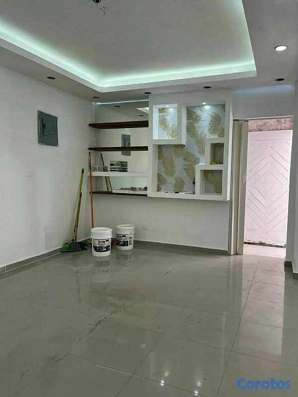 oficinas y locales comerciales - En La Enriquillo AMPLIO local de 240mts 4 parqueos 9