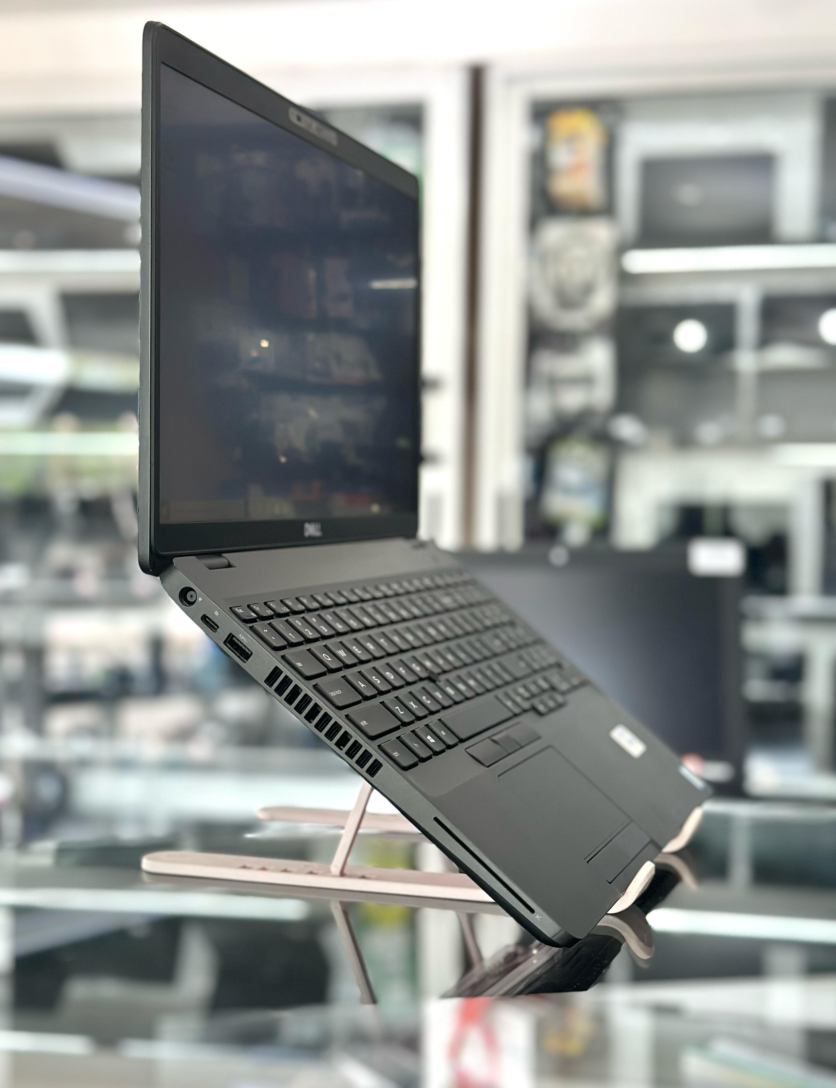 computadoras y laptops - i5 8va. Gen Touch Laptop Del 5500 3