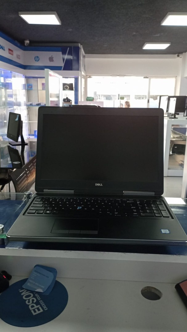 computadoras y laptops - Laptop Dell Precision 7520 15.6 FHD