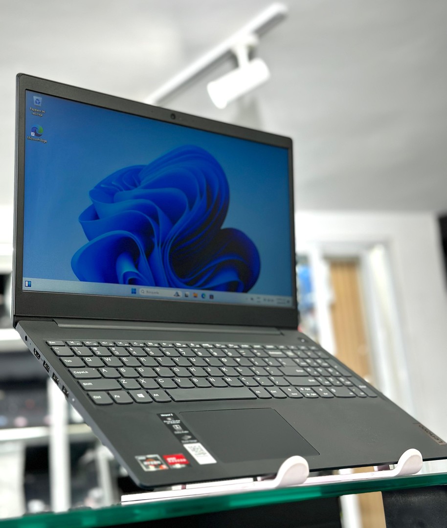computadoras y laptops - LENOVO RYZEN 3 8RAM 128GB SSD 2