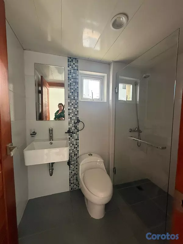 apartamentos - Alquiler de apto piso alto de 3 hab con baños piso alto y ascensor  3