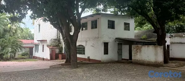 solares y terrenos - Venta de Casa o solar en la Av. Simon Bolivar 5