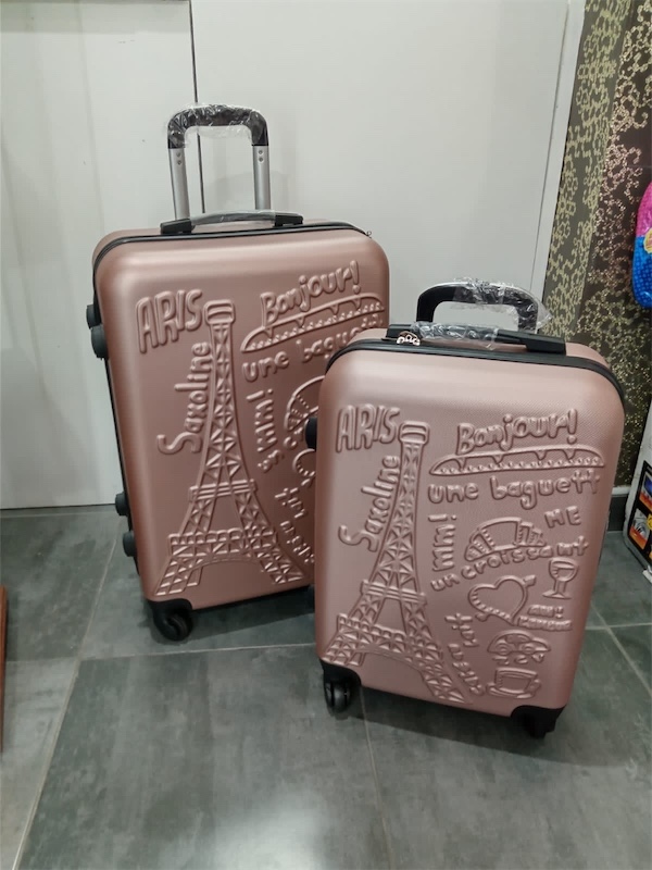carteras y maletas - Set maletas plásticas. Nuevas de 22” y 26” pulgadas.